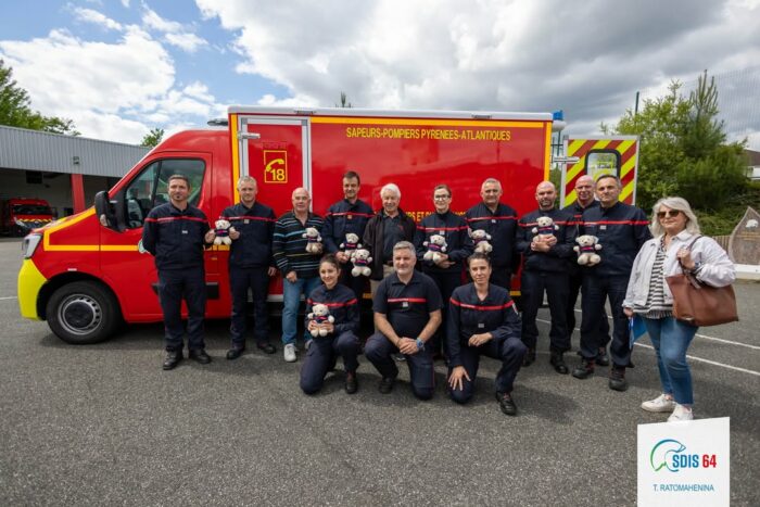 🚒 [Présentation des nouveaux matériels roulants et de la peluche Pompy 🧸]

🎯 Objectif : Améliorer la prise en charge des interventions, du secours à personne jusqu’aux opérations d’envergure 🔥👨‍🚒

🚑 Le Véhicule de Secours et d’Assistance aux Victimes (VSAV), c’est :
✔️ Jusqu’à 4 sapeurs-pompiers à bord
✔️ Un espace de soins optimisé et un agencement repensé
✔️ Une signalisation renforcée pour une sécurité maximale
📍 6 nouveaux véhicules affectés à : Pau, Anglet, Orthez, Oloron-Sainte-Marie

🧭 Le Poste de Commandement de Colonne (PCC), c’est :
✔️ Un véritable QG mobile pour la coordination opérationnelle
✔️ 4 écrans interactifs équipés du logiciel de gestion CRIMSON
✔️ Une panoplie d’outils de communication : radio, antennes, etc.
📍 Affecté au CIS Orthez

🧸 Pompy, c’est bien plus qu’une peluche :
✔️ Un outil pour rassurer l’enfant et faciliter le dialogue
✔️ Un support pour expliquer les gestes de soins
👶 Chaque année, plus de 700 enfants de moins de 10 ans sont pris en charge dans le département.

#sdis64 #udsp64 #secours #pompiers #VSAV #PCC #Pompy #innovation #protection