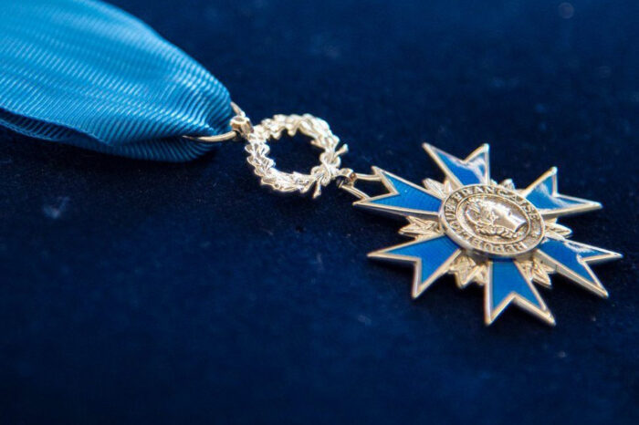 🎖️[Chevalier de l’ordre national du Mérite]

👏 Félicitations au capitaine Charles ALBUQUERQUE, président de lunion départementale des sapeurs pompiers des Pyrénées-Atlantiques et adjoint au chef de centre dincendie et de secours de Pays de Nay, qui a été nommé au grade de chevalier dans l’Ordre national du Mérite par décret du 15 mai 2025, publié au Journal Officiel de la République Française le 16 mai 2025 !

#OrdreNationalDuMérite #fierté #Honneur #Félicitations #SDIS64
