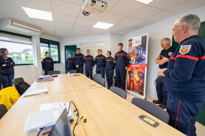 🚨 [Six nouvelles recrues au cœur de l’urgence] 🚒

👨‍🚒👩‍🚒Le #SDIS64 le plaisir d’accueillir six nouveaux sapeurs-pompiers professionnels !

👏 Engagés et motivés, ils rejoignent les rangs en tant qu’opérateurs des appels d’urgence, un rôle clé au cœur de la chaîne des secours.

📞 Leur mission : répondre aux appels de détresse, analyser les situations et déclencher les moyens de secours adaptés, 24h/24.

👋 Bienvenue dans le corps départemental des sapeurs-pompiers des Pyrénées-Atlantiques !

#OTAU #SapeursPompiers