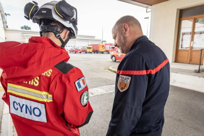 🤝 [#SDIS64 et Détachement Cynotechnique BSPP : Partage, Coopération et Formation] 🎓

🚒🐕 Du 12 au 16 mai 2025, un détachement cynotechnique de la Brigade de Sapeurs-Pompiers de Paris (BSPP) est venu en formation itinérante dans le département des Pyrénées-Atlantiques.

📍 En totale autonomie, l’équipe a passé plusieurs jours en vallée d’Aspe, réalisant déplacements en montagne, marches topographiques et bivouac.

🤝 Les Sapeurs-Pompiers du centre d’incendie et de secours de Bedous les ont chaleureusement accueillis, favorisant échanges et convivialité.

⚙️ Ensuite, le Groupe Cynotechnique de Secours et de Recherche du SDIS 64 (GCSR64) a organisé plusieurs Mises en Situation Professionnelle  (MSP) sur différents sites du département :

➡️ Le CLET à Artix (ancien centre BSPP)
➡️ Le centre de recyclage de l’entreprise DANIEL
➡️ Le plateau du Bénou
➡️ Le fort du Pourtalet

💬 Ces journées ont été riches en échanges techniques, en cohésion d’équipe et en partage humain.

🙏 Le SDIS 64 remercie chaleureusement les équipes cynotechniques de la BSPP pour cette formation enrichissante pour tous.

📸Jean Michel MORLOT

#SDIS64 #BSPP #Cynotechnique #Pompiers #Secours #Formation #Partage