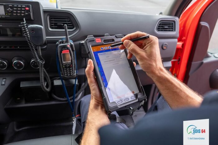 🚨 [ Le #SDIS64 passe au numérique sur intervention ! ]

📅 Dès ce mercredi 11 juin, dans ses véhicules de secours et dassistance aux victimes, 💻 tous les bilans secouristes seront désormais rédigés sur tablette et transmis aux 🏥 SAMU en format 100% numérique.

📝➡️📲➡️💡
✅ Plus rapide
✅ Plus fluide
✅ Plus sécurisé

Avec cette évolution, le SDIS 64 fait un grand pas vers la digitalisation complète des interventions ! 👨‍🚒🔥📶

👏 Un grand merci aux équipes techniques, aux agents du terrain et aux partenaires qui ont œuvré pour rendre cette transition possible. 💪🔥

#TransformationDigitale #SapeursPompiers #Innovation #Secourisme #Merci #SDIS64 #Numérique #SecoursConnecté #Syope