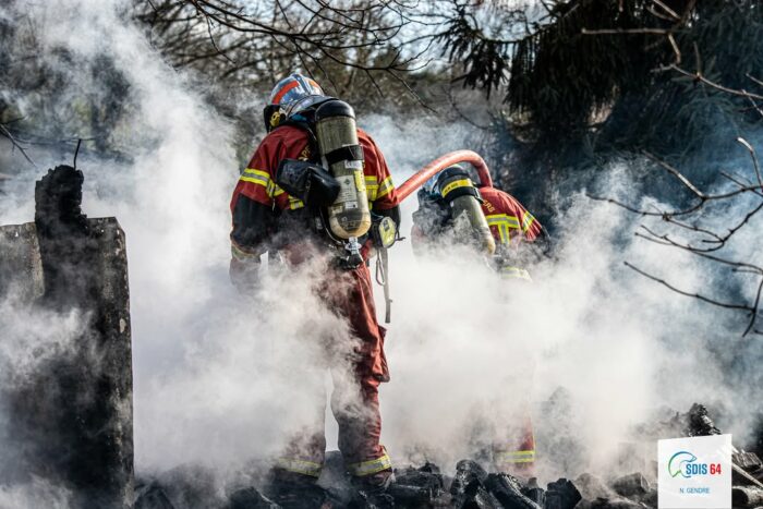 🏆 [Résultats du concours pour la nouvelle photo de couverture de notre page Facebook] 🎖️

Vous avez été pas moins de 3️⃣3️⃣4️⃣ à choisir la première photo

📸 Cette photo a été prise par Nicolas GENDRE lors dun feu de maison à Montfort en 2023.👏

Elle est désormais affichée sur la bannière en top de page pour les prochaines semaines.

Merci à tous pour votre participation !

#SDIS64 #photo #concours #photographe