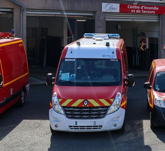 👶🚒 [Accous : naissance réussie grâce à l’intervention des sapeurs-pompiers] 💖

🗓️ Ce dimanche matin, les sapeurs-pompiers de Bedous ont été appelés pour une intervention peu ordinaire : une femme sur le point d’accoucher à son domicile, à Accous 📞🏠

À peine arrivés, en seulement 4 contractions, une petite fille a vu le jour en parfaite santé, grâce à la maman, qui a su faire preuve d’un grand courage dans ce moment intense et au sang-froid et à la maîtrise des 4 pompiers volontaires présents 👏💪.

🍼🚑 L’équipe du SAMU est arrivée juste après, avec une couveuse pour prendre en charge la petite fille, tandis que la maman était transportée par les pompiers à bord du VSAV, en direction du CHU de Pau.

💗 L’intervention s’est déroulée avec succès, et la maman ainsi que sa fille se portent parfaitement bien.

👩‍🚒 Pour certains, c’était une grande première. Pour d’autres, une expérience déjà vécue. Mais pour tous, un moment intense, rempli d’émotion ✨

🎉 Félicitations à la famille et un grand bravo à la maman et aux sapeurs-pompiers pour leur professionnalisme, leur efficacité et leur bienveillance !

#Naissance #Accous #Bedous #Pompiers #HérosDuQuotidien #InterventionExceptionnelle #Solidarité