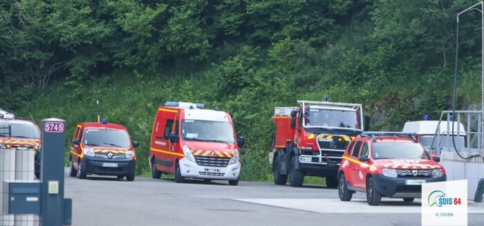 🚨🚴‍♀️[Mobilisation des sapeurs-pompiers du SDIS 64 pour la Quebrantahuesos 2025]

Le 21 juin, 7525 cyclistes ont pris le départ de la célèbre Quebrantahuesos, épreuve internationale entre l’Espagne et le Béarn, devenue un rendez-vous incontournable du cyclotourisme européen 🌍🚴‍♀️

👉 Un événement sportif de grande ampleur, qui exige une préparation logistique et sécuritaire à la hauteur des enjeux.

🎯 Pour garantir la continuité des secours tout au long de l’épreuve, le SDIS 64 a déployé un dispositif dédié :
➡️🧑‍🚒👩‍🚒 48 sapeurs-pompiers mobilisés
➡️🚒 🚗12 engins
➡️🟥 Postes de secours prépositionnés sur lensemble du parcours
➡️🤝 Coordination renforcée avec les services espagnols et les partenaires institutionnels
➡️🚨 Un plan de secours adapté pour répondre à tout incident significatif

👏 Grâce à l’implication et au professionnalisme des équipes engagées, la course s’est déroulée dans de bonnes conditions de sécurité.

Un grand merci à l’ensemble des agents mobilisés pour leur engagement.

#SDIS64 #Pompiers64 #Quebrantahuesos2025 #Cyclisme #SécuritéCivile #Prévention #Engagement #PyrénéesAtlantiques #CourseCycliste