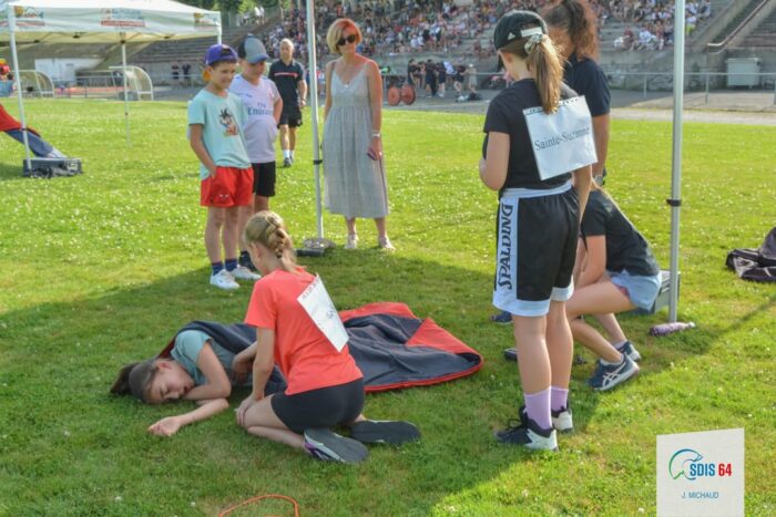 🧍‍♀️🧍🧍‍♂️ [28ᵉ Challenge du Petit Sauveteur – 24 juin 2025]

Ce mardi 24 juin, les élèves de CM2 des écoles du secteur d’Orthez et des environs se sont retrouvés sur le stade municipal Henri Cazenave pour relever le Challenge du Petit Sauveteur, organisé par le SDIS 64 👨‍🚒

Un événement qui vient conclure deux mois d’action menés par des formateurs sapeurs-pompiers, partis à la rencontre de 25 classes pour des séances d’initiation de 3 heures aux gestes qui sauvent, mais aussi pour faire découvrir le quotidien, les missions et les débouchés du métier de sapeur-pompier.

💡 Une belle manière de sensibiliser, d’éduquer, et peut-être de susciter quelques vocations…

🏁 Au programme du challenge :
➡️ Parcours sportif
➡️ Secourisme
➡️ QCM sur le métier de sapeur-pompier
➡️ Tir à la corde

🏫 19 écoles engagées
👩‍🏫 21 classes représentées
👧👦 6 élèves sélectionnés par classe
⛑️ 1 à 2 équipes par école

🏆 Bravo aux écoles lauréates :
➡️ École publique de Maslacq, grande gagnante – trophée remis en jeu en 2026
➡️ Élémentaire Montestrucq à Ozenx, meilleure au parcours sportif
➡️ École publique Sainte-Suzanne d’Orthez, 1ʳᵉ en secourisme
➡️ École privée Notre-Dame Saint-Joseph d’Orthez, vainqueur du QCM
➡️ École de Maslacq, également 1ʳᵉ au tir à la corde

👏 Un grand bravo à tous les élèves pour leur implication et leur énergie, et un grand merci aux enseignants, encadrants et partenaires mobilisés pour faire de cette journée une réussite !

🤝Merci aux élus et aux autorités qui ont honoré l’événement de leur présence et soutenu cette belle initiative citoyenne, tournée vers l’avenir.

🤝Merci également au Lieutenant-Colonel Poisson, chef du groupement sud et co-créateur du Challenge du Petit Sauveteur en 1997, qui, après 42 années de service, a été honoré d’un trophée d’honneur avant la remise des trophées officiels en hommage symbolique à son engagement au SDIS 64.

📸 Jannick MICHAUD ©SDIS64

#SapeursPompiers #GestesQuiSauvent #Prévention #Engagement #ChallengePetitSauveteur #SDIS64 #Sensibilisation #Citoyenneté