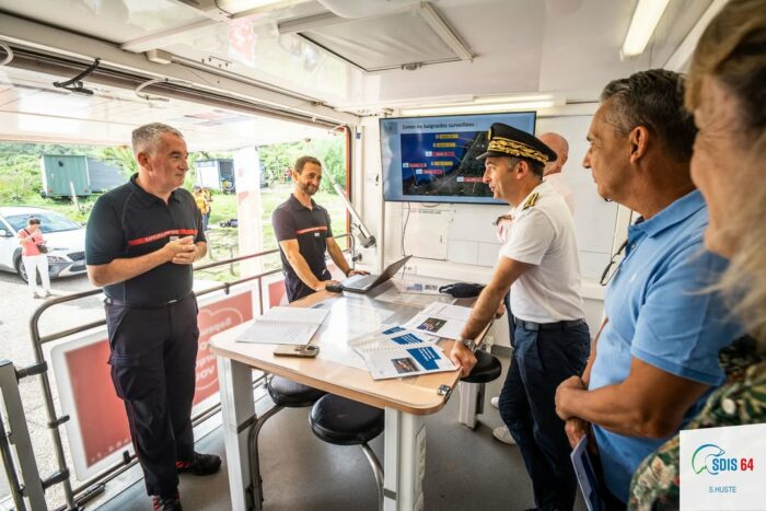 🌊🚨 [Sécurité estivale du littoral basque]

📍 Ce mercredi 25 juin à Bidart, les services de secours et de sécurité ont présenté le dispositif mis en place pour protéger la population présente sur les plages du pays basque.

📈 Chaque été, le littoral des Pyrénées-Atlantiques connaît une forte affluence. Face aux risques (baïnes, noyades, coups de chaleur, piqûres…), les moyens sont renforcés.

👨‍🚒 16 sapeurs-pompiers mobilisés
🚒 Moyens nautiques & aériens
🚁 Appui de la section aérienne de gendarmerie
🤝 Coordination avec la police nationale, CRS & gendarmerie

🎯 Démonstrations :
• Sauvetage avec la technique du filin
• Simulation dintervention en jet-ski assistée d’un drone
• Manœuvre de sauvetage avec l’hélicoptère ECU64 🚁

👥 Autorités présentes :
• Jean-Marie GIRIER, préfet des Pyrénées-Atlantiques
• Nicole DARRASSE, vice-présidente du conseil d’administration du #SDIS64
• Colonel Alain BOULOU, directeur départemental du SDIS 64
• Commissaire divisionnaire David BOOK, directeur interdépartemental de la police nationale
• Emmanuel ALZURI, maire de Bidart

✅ Objectif : assurer la sécurité des zones de baignade, prévenir les risques et garantir une coordination optimale entre les services.

#SDIS64 #SécuritéLittoral #PaysBasque #SaisonEstivale #PréventionNoyade #Sauvetage #CoordinationSécurité #Préfecture64