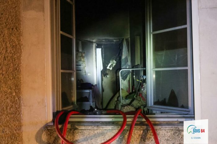 🚨🏘️ [Feu d’appartement – Oloron-Sainte-Marie]

🔥 Dans la nuit du jeudi 26 juin, les sapeurs-pompiers du #SDIS64 sont alertés 📞 à 00h30 pour un incendie dans un immeuble de 3 étages, en plein centre-ville.

⚙️Moyens déployés
👨‍🚒👩‍🚒 37 sapeurs-pompiers mobilisés
🚒 7 véhicules engagés
🪜 1 échelle pivotante automatique (EPA)
🪜 1 échelle à coulisses déployée

📊 Bilan de l’intervention :
✅ 7 personnes sauvées via les échelles
✅ 4 personnes évacuées avec des masques de fuite 😷 par les escaliers
➡️ Au total : 18 personnes impliquées, dont 7 sorties par leurs propres moyens.

🔥 Un incendie en pleine nuit, dans un immeuble habité, est toujours une course contre la montre.
😷 Fumées toxiques, panique, accès compliqués…
🚒 Grâce à leur réactivité et leur sang-froid, les pompiers ont réussi à évacuer les habitants en sécurité.
👏Merci et bravo à toutes les équipes sur le terrain pour leur engagement et leur dévouement.

🛑 Cet événement rappelle à quel point il est essentiel d’être alerté dès les premières fumées.
👉 Un détecteur de fumée (DAAF), installé dans chaque logement, peut faire toute la différence en réveillant les occupants à temps.
✅ Il est obligatoire dans tous les logements et reste un moyen simple, peu coûteux, mais extrêmement efficace pour sauver des vies.
🔍 Vérifiez régulièrement son bon fonctionnement. Cela peut vraiment tout changer.

#Pompiers64 #SDIS64 #FeuAppartement #Sauvetages #Intervention #Sécurité #Feu