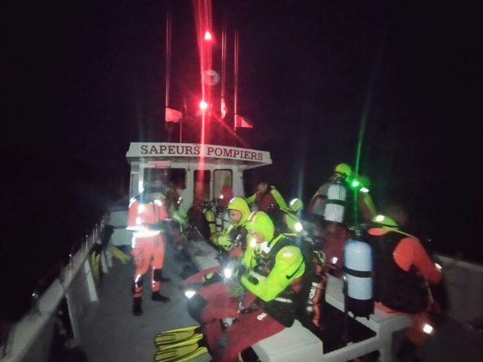 🤿 Stage SAL 1 : une formation réussie pour les sapeurs-pompiers plongeurs
📅 Du 19 mai au 13 juin 2025, un stage Sauvetage Aquatique en milieu subaquatique de niveau 1 (SAL 1) s’est déroulé avec succès, sous l’encadrement du SDIS 64.
👥 Participants :
➡️ 9 stagiaires issus des SDIS 31, 32, 64, 86 et 87
➡️ 1 SAL 2 du SDIS 17, venu valider son encadrement de stage (prérequis pour accéder au SAL 3)
➡️ 1 SAL 3 du SDIS 31, présent durant les deux dernières semaines
➡️ Équipe pédagogique : encadrants du SDIS 64
✅ Résultats :
➡️ 8 stagiaires ont validé leur formation avec succès
➡️ 1 stagiaire devra revenir sur une semaine pour finaliser certaines compétences, non validées pour raisons médicales
🌙 Temps fort du stage :
Une plongée de nuit, organisée lors de la dernière semaine, a permis aux stagiaires de mettre en pratique leurs acquis dans des conditions réalistes et exigeantes.
🎖️ À noter :
Ce stage marque une transition symbolique, puisqu’il s’agissait du dernier stage SAL 1 encadré par le lieutenant-colonel BONSON, conseiller technique zonal de plongée et de sauvetage aquatique depuis de très nombreuses années.
👏 Félicitations à l’ensemble des stagiaires et encadrants pour leur implication, leur rigueur et leur professionnalisme tout au long de ces quatre semaines de formation.
#SDIS64 #SAL1 #SauvetageAquatique #PlongéeSapeursPompiers #FormationSapeursPompiers #SDIS #SapeursPompier #PlongéeDeNuit