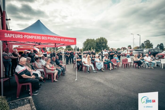 🚨 [Retour sur l’inauguration du CIS de Pontacq] 🚒

📆 Le jeudi 3 juillet 2025, le Centre d’Incendie et de Secours de Pontacq a inauguré plusieurs de ses nouveaux aménagements :
🏗️ une nouvelle couverture pour son bâtiment,
🚗 un projet d’agrandissement du parking,
🚿la création d’une aire de lavage.

🚒 Cette soirée a également marqué la remise officielle d’un nouveau camion-citerne feux de forêts (CCF), anciennement en service au CIS de Pau et désormais affecté à Pontacq.

👥 Après l’accueil des invités, les prises de parole des autorités ont été suivies d’un moment convivial autour d’un apéritif dînatoire 🥂🍴.

✅ L’événement s’est déroulé, notamment en présence de :
➡️ M. Jean-Christophe REHAUT, député suppléant de M. Jean-Paul MATTEI
➡️ Mme Marie-Pierre CABANNE, conseillère départementale des Vallées de l’Ousse et du Lagoin
➡️ M. André ARRIBES, président du conseil d’administration du SDIS 64
➡️ M. Didier LARRAZABAL, maire de Pontacq
➡️ Le colonel hors classe Alain BOULOU, directeur départemental du SDIS 64
➡️ Le capitaine Charles ALBUQUERQUE, président de l’Union départementale
➡️ Le lieutenant-colonel Stéphane FORÇANS chef du groupement technique
➡️ La commandante Clémentine SEIRA, adjointe au chef du groupement technique
➡️ Le capitaine Jérémy DAGUERRE, chef du centre de Pontacq

🙏 Merci à toutes celles et ceux qui ont contribué à la réussite de ce moment fort pour la vie du centre et la sécurité du territoire.

#CISPontacq #SDIS64 #Pompiers #Inauguration #CCF #EngagementLocal #SécuritéCivile 🚒🔥