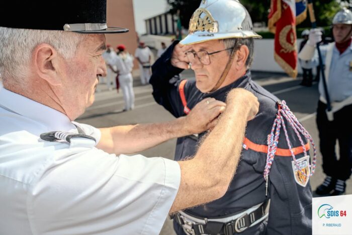 🚨 [Passation de commandement du centre d’incendie et de secours dIholdy – 5 juillet 2025]

📸 Retour en images sur la cérémonie de passation de commandement du centre dincendie et de secours dIholdy entre le capitaine José ACHERITOGARAY et le capitaine Alain CORNU qui s’est déroulée ce samedi 5 juillet 2025.

🏢 En 1984, José ACHERITOGARAY franchissait pour la première fois les portes du centre dincendie et de secours d’Iholdy. Plus de 40 ans plus tard, c’est en tant que commandant honoraire qu’il referme le chapitre d’une carrière exemplaire. 👨‍🚒

👉 De sapeur à adjoint au chef de centre en 2012, puis chef de centre en 2019, il a accompagné des générations de sapeurs-pompiers avec rigueur, bienveillance et humilité.

🎖️ Son engagement sans faille a été honoré par la remise de la médaille dhonneur avec rosette pour services exceptionnels. Une distinction méritée pour un homme qui aura consacré plus de quatre décennies au service des autres.

👏 Félicitations au nouveau chef de centre, le capitaine Alain CORNU.