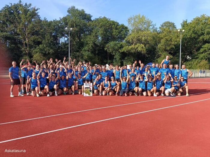 🚨 [Finale nationale Parcours Sportif du Sapeur-Pompier 2025 – Tours] 🏃‍♂️🔥

Ce samedi 5 juillet, la ville de Tours a accueilli la finale nationale du Parcours Sportif du Sapeur-Pompier (PSSP) 🇫🇷, réunissant les meilleurs compétiteurs de tout le territoire.

Le #SDIS64 était représenté par 9️⃣ athlètes engagés dans différentes disciplines et catégories 👟💪

📊 Résultats  :
🥇 Cléa – 1re à la corde cadette – JSP URT
🔹 Luz – 6e à la hauteur junior – CIS PAU
🔹 Salomé – 6e au 1/2 fond cadette – JSP PAU
🔹 Amandine – 7e au PSSP junior – SPV GRHF
🔹 Maila – 8e à la hauteur minime – JSP HDE
🔹 Lou – 12e au PSSP minime – JSP HDE
🔹 Dejan – 13e au PSSP minime – JSP HDE
🔹 Sandrine – 13e au PSSP vétérante – CIS HDE
🔹 Marine – 23e au PSSP cadette – JSP ATZ

🌟 Mention spéciale à Cléa (JSP URT) pour sa 1re place à l’épreuve de la corde 🧗‍♀️ : une performance exceptionnelle qui illustre parfaitement l’engagement et l’exigence des jeunes sapeurs-pompiers du SDIS 64!

👏 Le SDIS 64 adresse ses félicitations à l’ensemble des participants pour leur sérieux, leur détermination et leur esprit de cohésion 🙌

🙏 Un grand merci aux encadrants, formateurs et accompagnateurs, dont le soutien est indispensable à la réussite de ces échéances nationales 🎯

📅 Prochain rendez-vous en 2026 en Corrèze 🗓️, avec le #SDIS19, pour une nouvelle édition du PSSP pleine de promesses 🚒🔥

#PSSP2025 #FINAT2025 #SDIS64 #Pompiers #JeunesSapeursPompiers #Tours2025  #Engagement #Performance