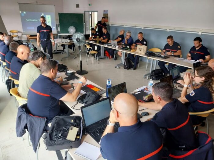 👥💼 [Séminaire annuel des référents secourisme zone Sud-Ouest]

Chaque année, sous l’autorité de l’État-Major Interministériel de Zone (EMIZ), les référents SUAP (Secourisme d’Urgence et d’Assistance aux Personnes), formateurs de formateurs des SDIS de la zone Sud-Ouest, se réunissent dans un département différent. Cette année, c’est en Corrèze (SDIS 19) que les 03 et 04 juillet derniers, ils se sont retrouvés pour une formation continue essentielle ! 🚒👩‍🚒👨‍🚒

✅ Au programme :
➡️ Transmission des nouvelles directives DG
➡️ Échanges enrichissants entre départements sur la pédagogie et les outils (formations, tablettes numériques…) 💻📚

Cette étape est essentielle pour permettre aux départements de mettre à jour leurs compétences et d’assurer une formation de qualité à leurs agents.

Merci à tous les participants qui contribuent à la qualité et à la continuité des formations secourisme dans la zone, et tout particulièrement au référent départemental, accompagné d’un référent de groupement du #SDIS64 ! 🙌💪

#SDIS64 #Secourisme #FormationContinue #ZoneSudOuest #Prévention #Sauvetage #EMIZ #SUAP
