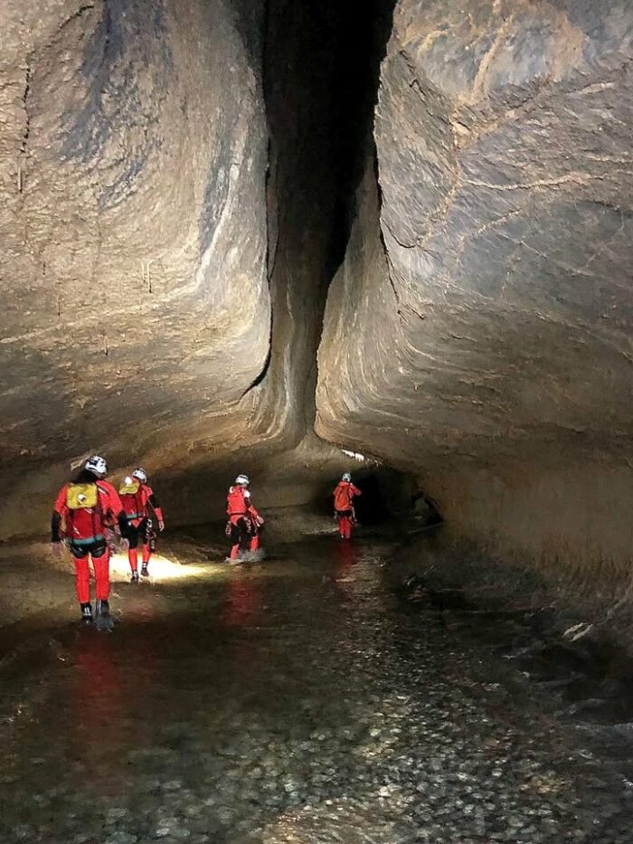 🧗‍♂️ [Exploration souterraine XXL pour l’équipe spéléo du SDIS 64] 🔦

Les Intervenants en Site Souterrain (ISS) du #SDIS 64 ont récemment réalisé une sortie exceptionnelle.

📍 Massif de la Pierre Saint-Martin
📉 -800 m de profondeur
⌛14 heures de progression

🧭Au programme : descente vertigineuse, passages techniques, gestion d’équipe dans l’obscurité et autonomie totale.

🎯Objectif: Organiser une sortie simulant les conditions réelles d’un secours majeur.

➡️Une immersion physique et mentale dans un milieu exigeant, où chaque geste compte.

🔦 Cette spécialité rare, méconnue mais essentielle, mobilise aujourd’hui 8 sapeurs-pompiers formés, dont un en cours de certification.
🤝 En cas d’intervention, léquipe spéléo agis toujours en partenariat avec le Spéléo Secours Français, composé de bénévoles experts.
💪 Une mission discrète mais vitale, menée par des passionnés.

#sdis64 #pompiers #spéléo #LaPierreSaintMartin #entrainement #passion #ISS